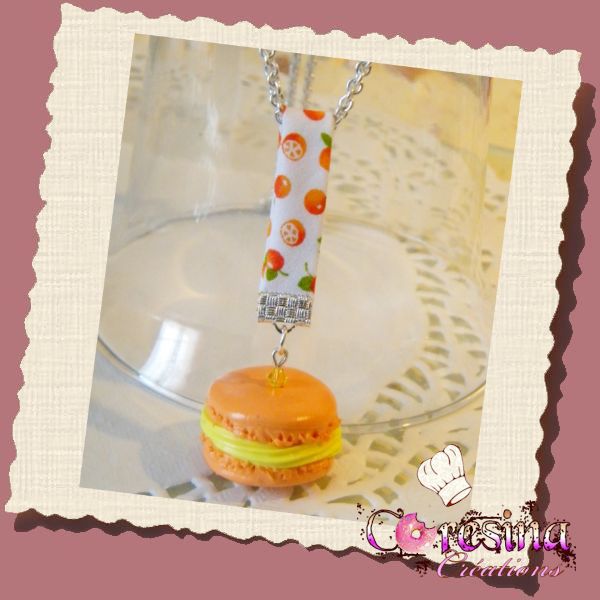 bijoux gourmands:Collection PASTEL Collier macaron "sorbet Abricot chantilly"